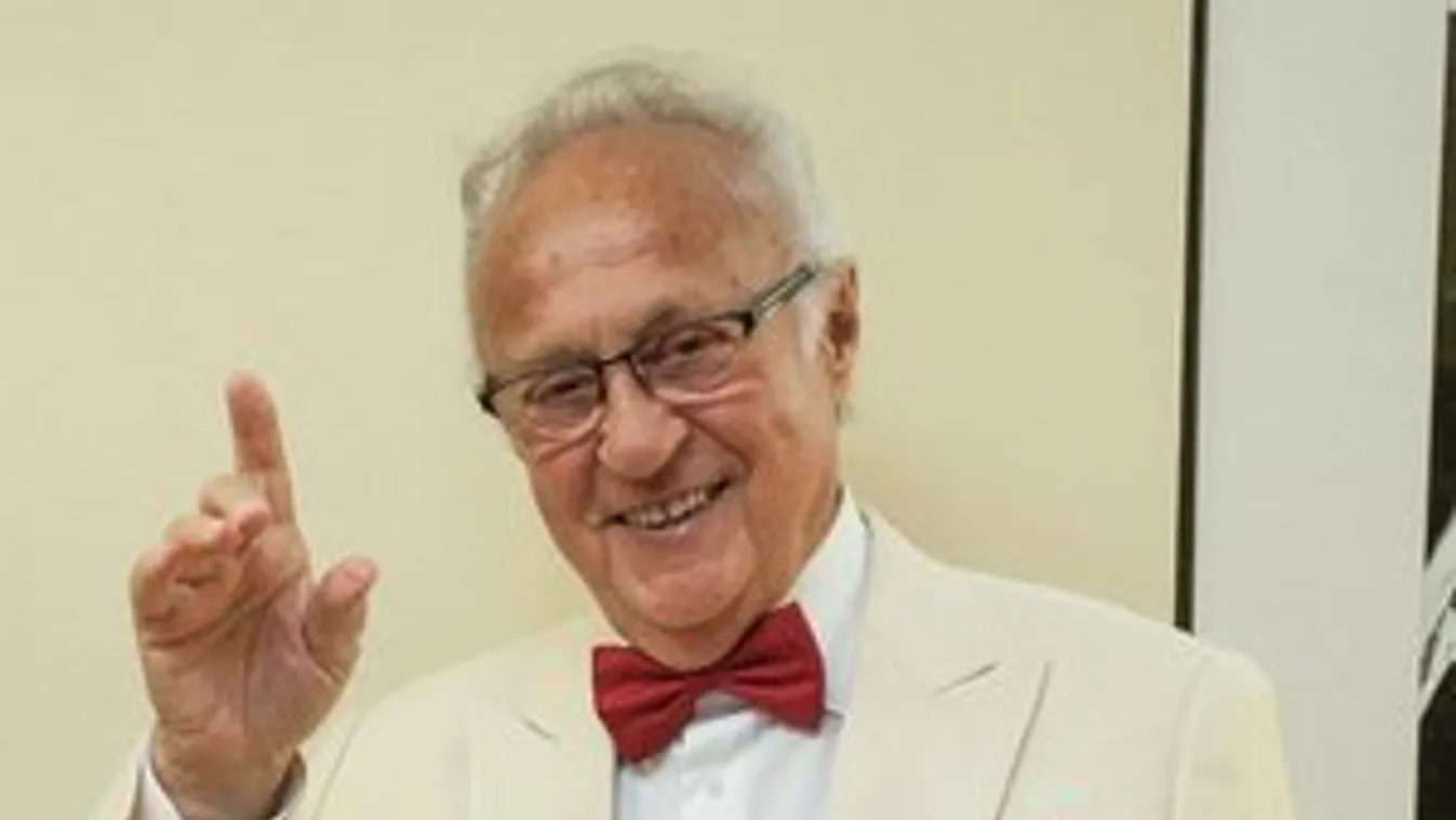 Sas József felállt a tolószékből