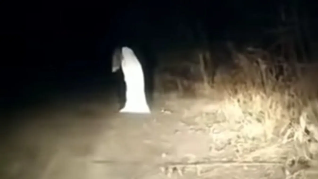 Terrorban tartja az embereket a világos hajú női kísértet – videó