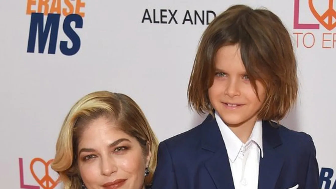 Fia kedvéért tart ki a súlyos beteg Selma Blair