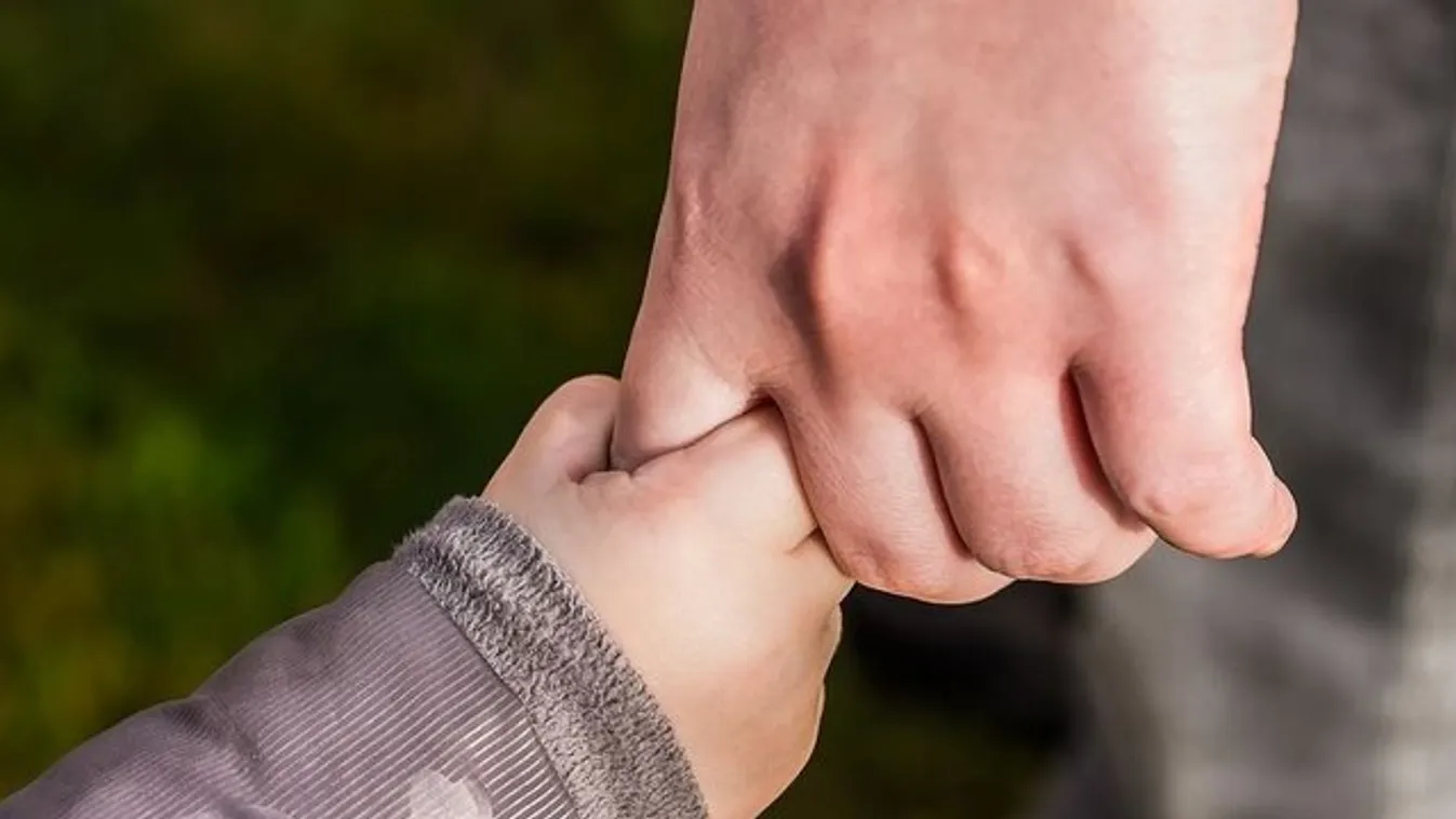 Nagypapája mellől szökött el a 3 éves kisfiú: pucérna sétálgatott Dunakeszi utcáin