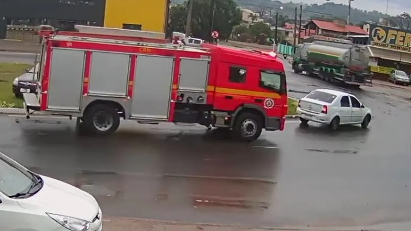 Hatalmas szerencse - épp egy tűzoltóautó mellett gyulladt ki a kocsi - videó