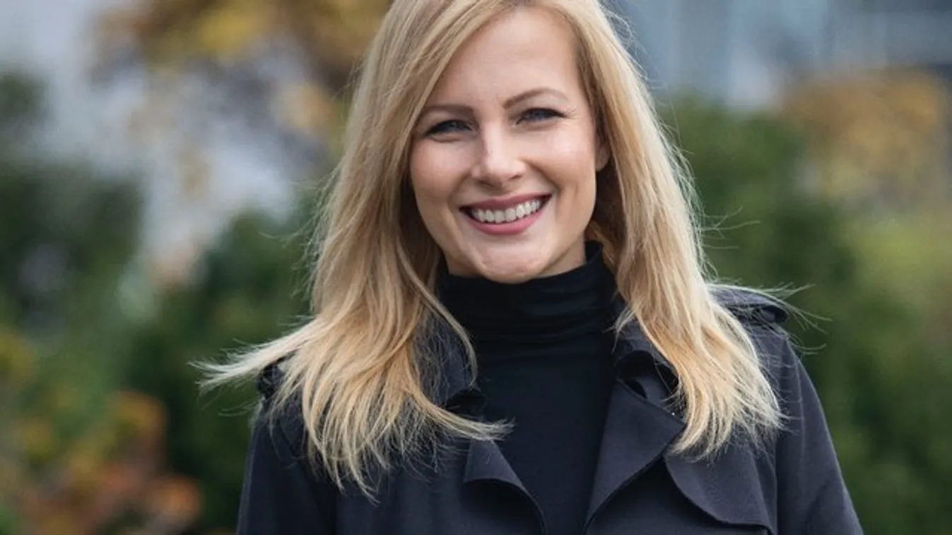 Modellnek áll Várkonyi Andrea