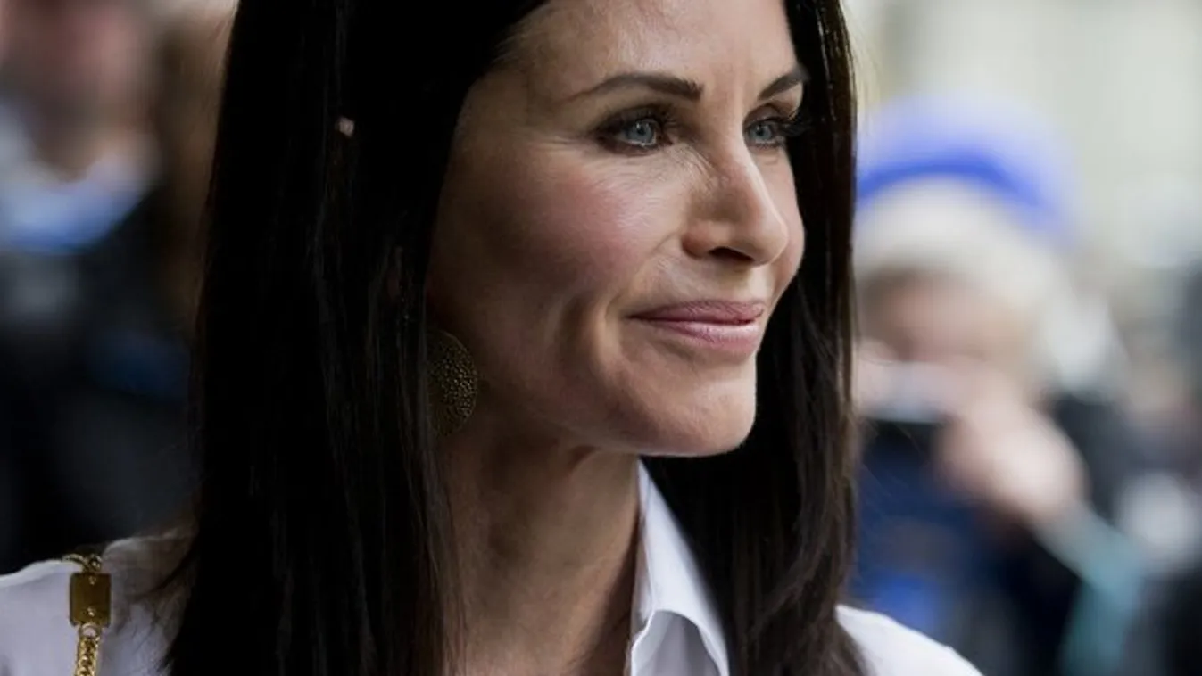 Courteney Cox biztosra megy, ha a vírus elleni védekezésről van szó – fotó