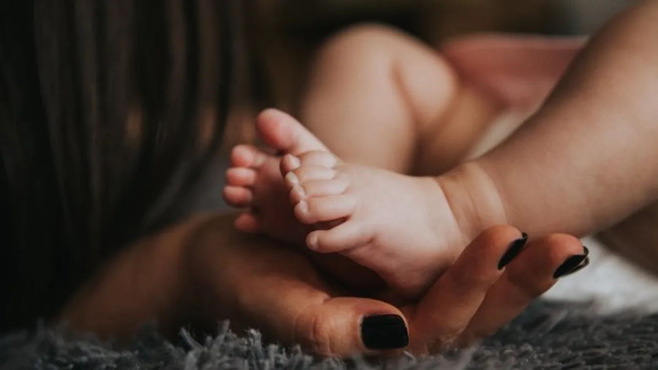 Bemászott a kórház ablakán, és ellopott egy csecsemőt a tanárnő - férje döbbenetes részleteket mesélt