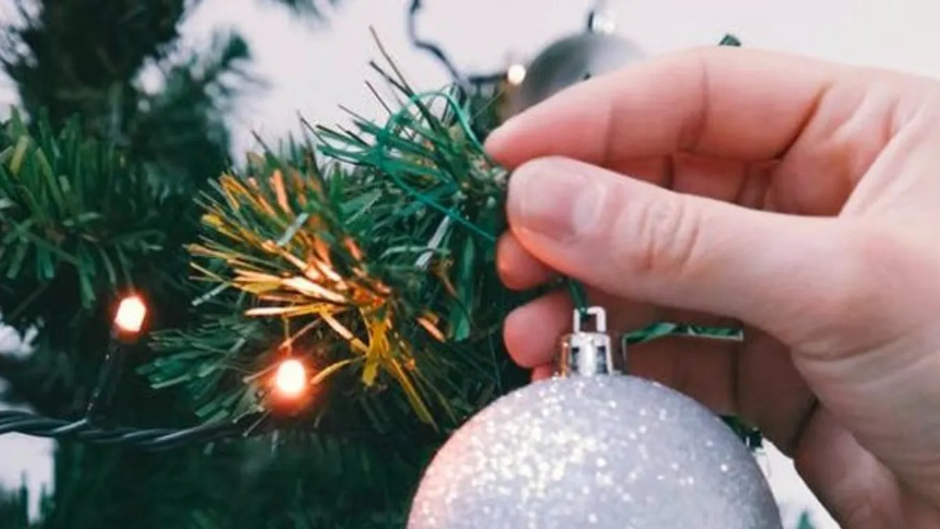 Karácsonyfa-díszítés közben halt meg öt ember