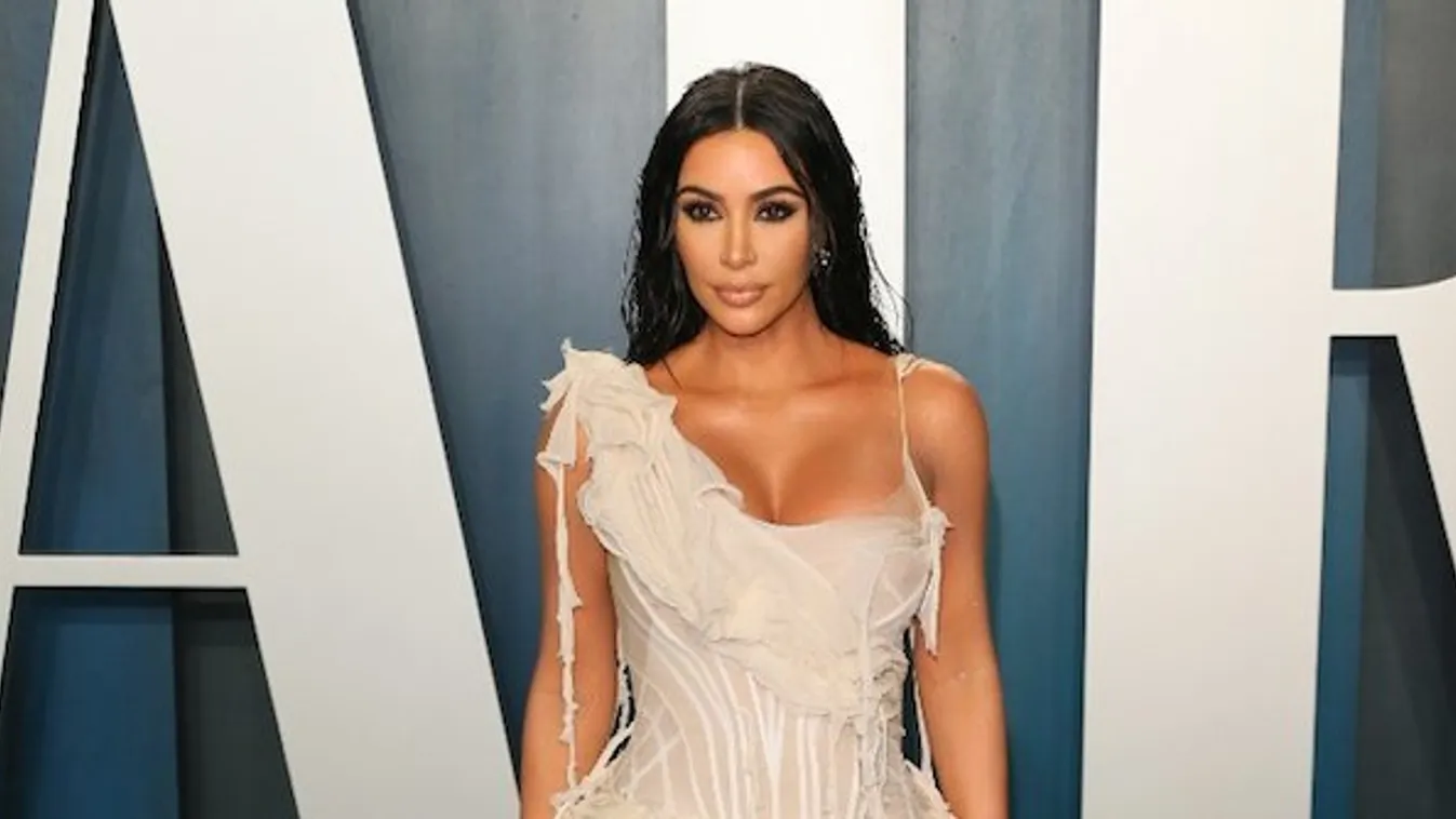Nagyon félénk vagyok – írta Kim Kardashian dögös, falatnyi bikinis képéhez – fotó
