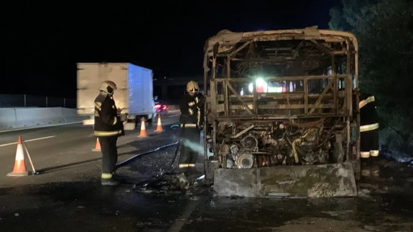 Brutális fotók érkeztek az M7-eseről: alig maradt valami a buszból