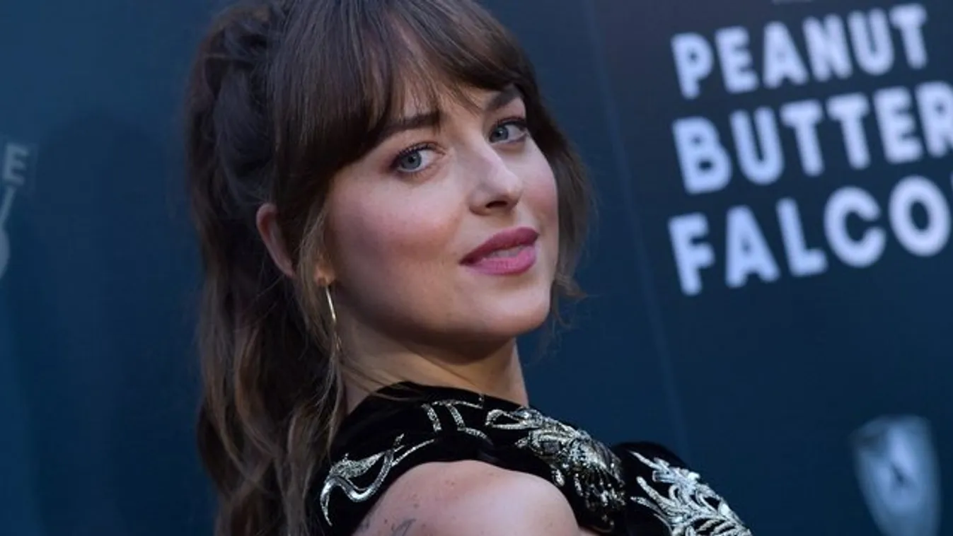 Bőrszoknya és brutál dekoltázs - rég láttuk ilyen szexinek Dakota Johnsont