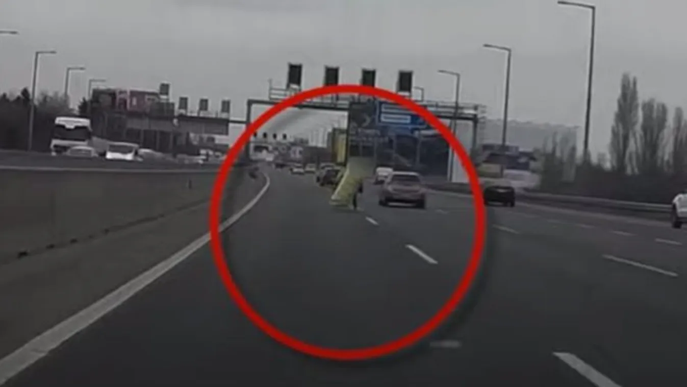 Normális? Az M1-M7 autópálya bevezetőjének belső sávjában rohangált egy kanapéval egy férfi – videó
