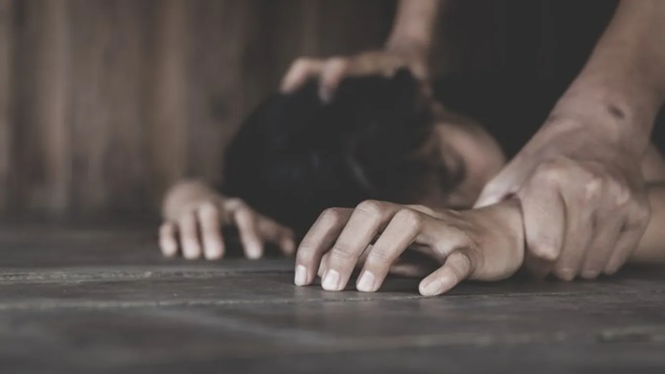 Elsírták magukat a borsodi gyerekek: szemük előtt szörnyű dologra akarta kényszeríteni anyjukat egy 20 éves fiú - 18+