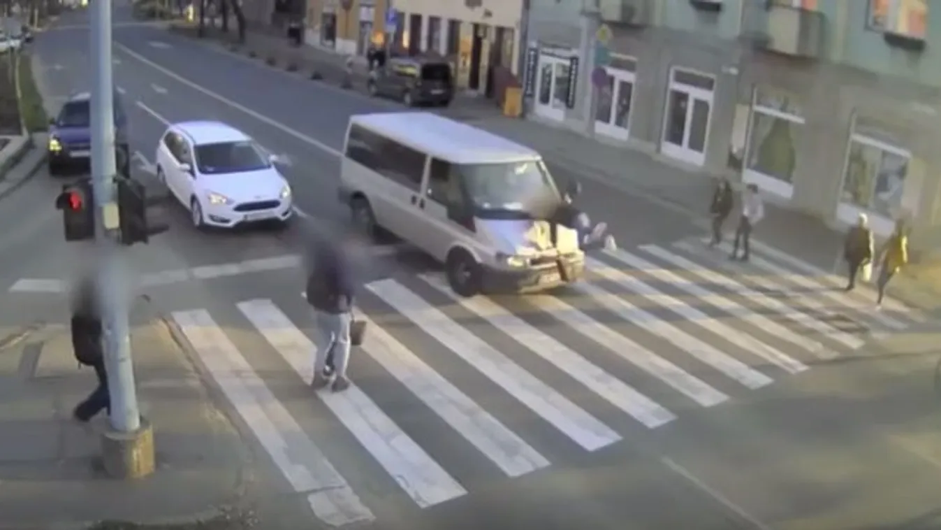Zebrán gázolt el egy idős gyalogost egy sofőr Vácott – videó