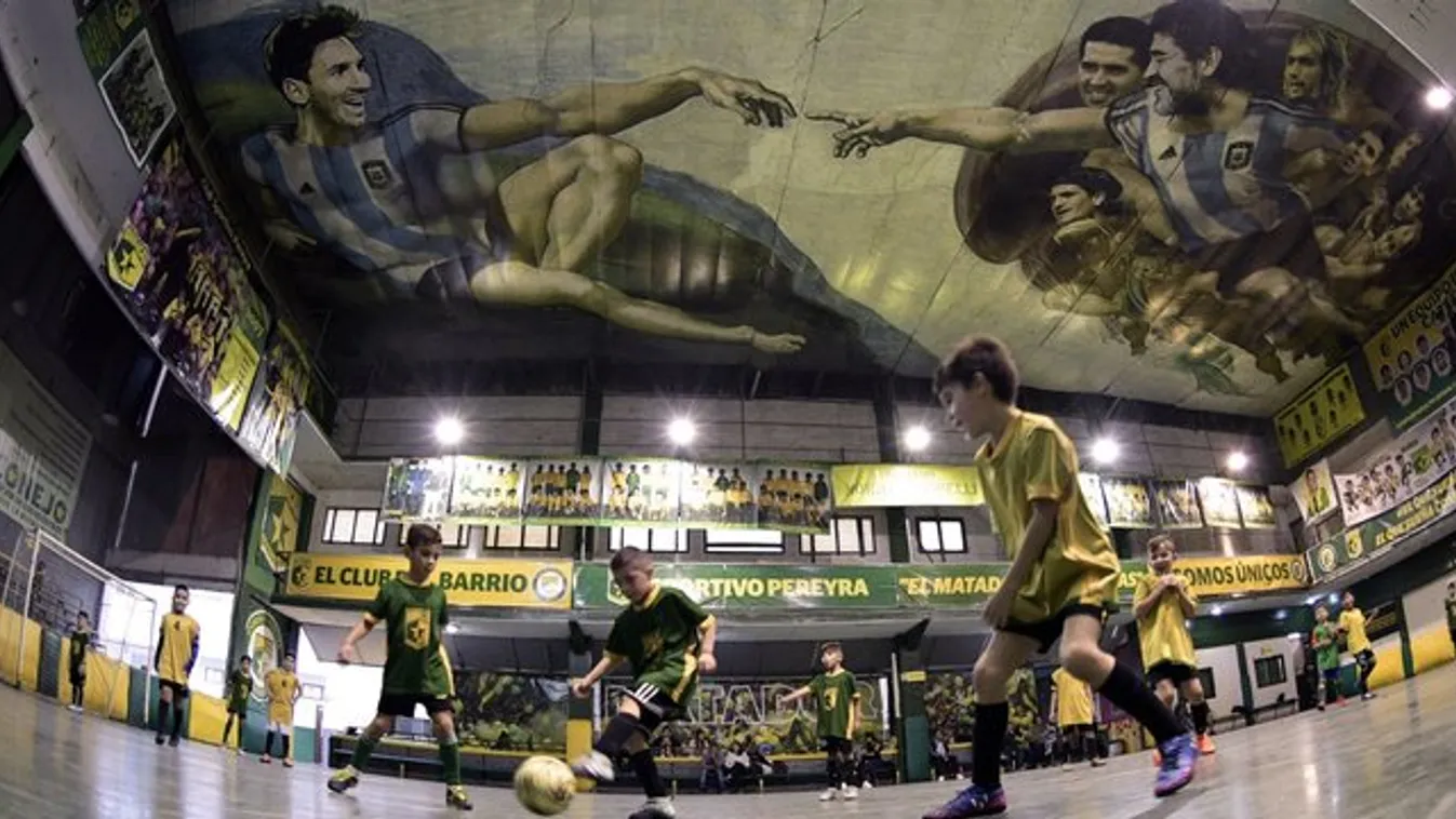 Istenként figyeli a focistákat Messi és Maradona - fotó