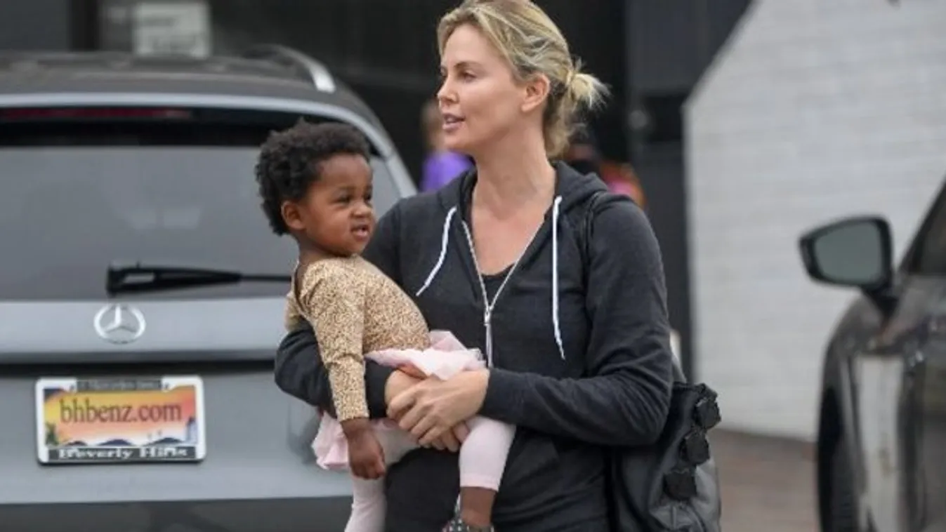 Nagyon boldog Charlize Theron