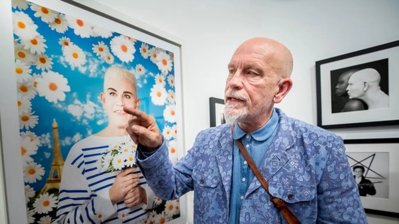 Szenzáció: John Malkovich volt a tárlatvezető a Műcsarnokban - fotók