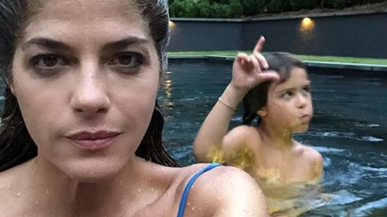 Selma Blair bugyi nélkül ugrott a medencébe, és meg is osztotta