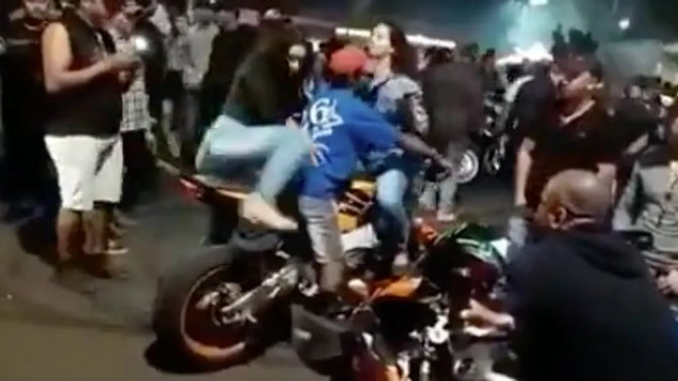 Azzal menőzött, hogy elvisz két csajt a motorján, három méterrel később baleseteztek - videó