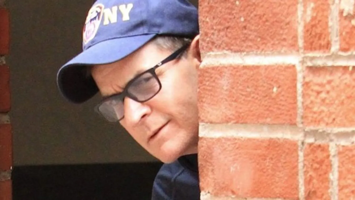 Itt az első HIV-per Charlie Sheen ellen