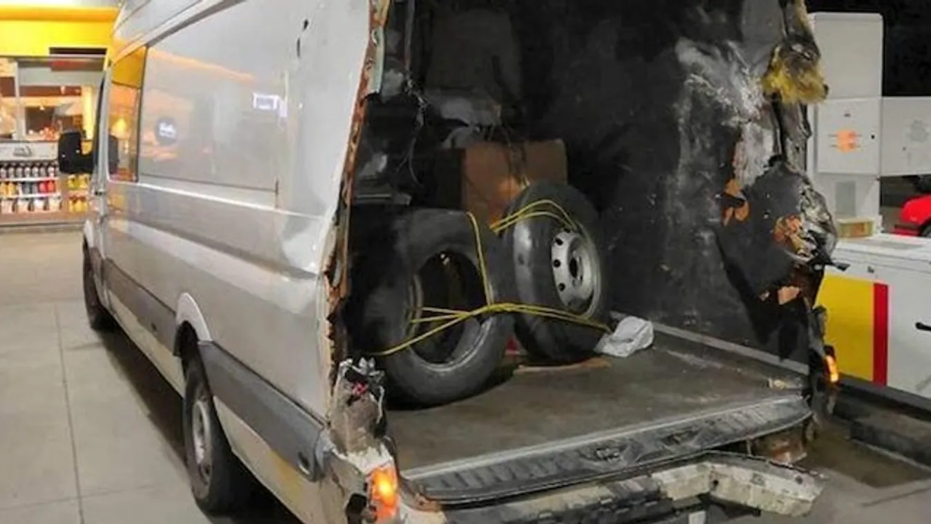 Horrorfurgon az M5-ösön: Karambolja után újra száguldott a kisbusz