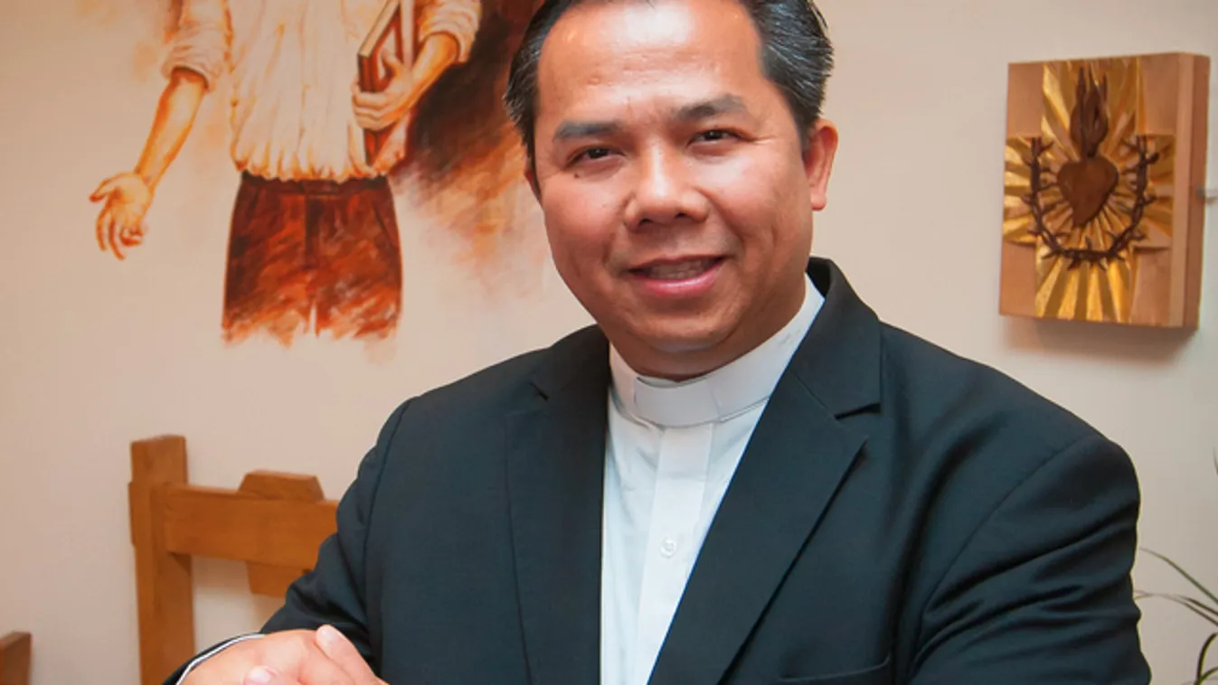 Óbudán prédikál Tran Si Nghi Ferenc atya
