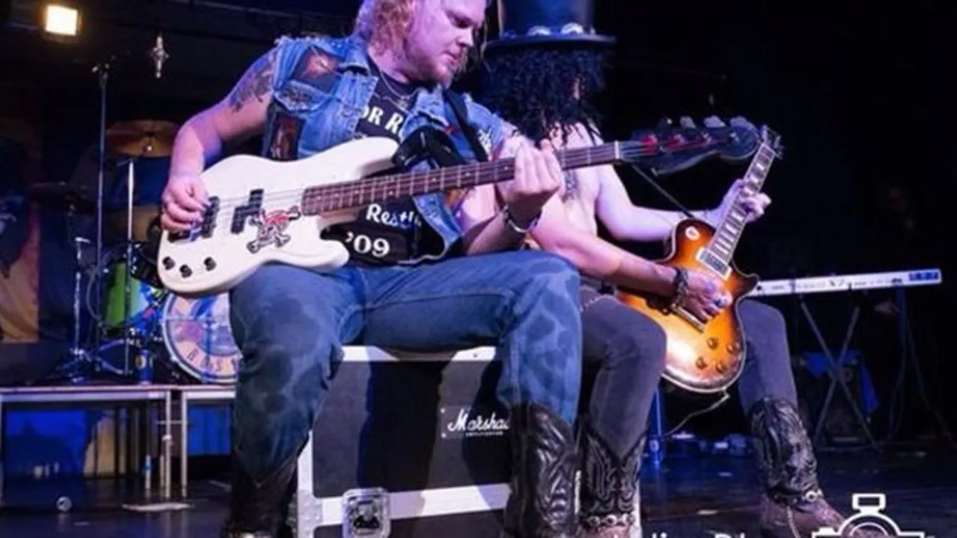 Milliókat követelt sérült ujjáért, lebukott Guns N' Roses gitározása közben