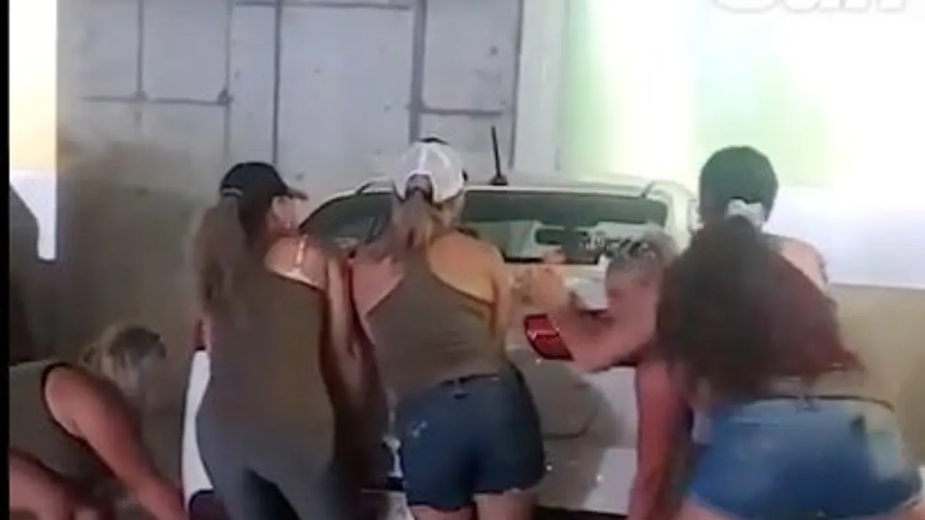 Képtelen volt leparkolni a csaj: barátnői meglepő módszerrel segítették be a SUV-ot a párhuzamosok közé – Vicces videó