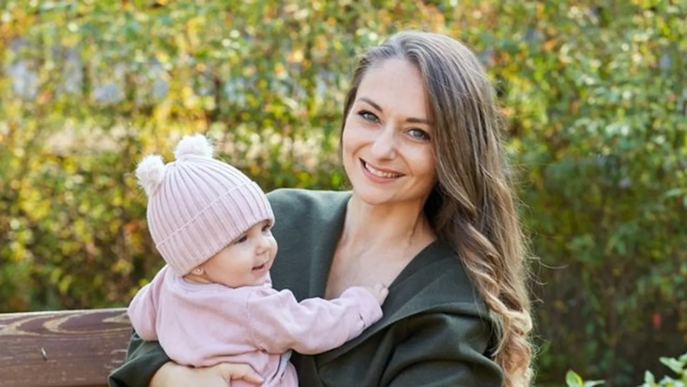 A Borsnak mutatta meg először kislányát a szóvivő: Vádiratok helyett mesét olvas Bettina