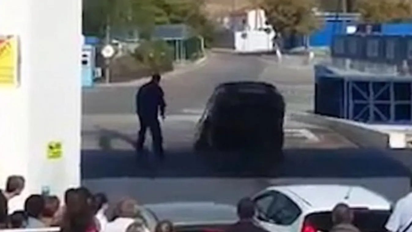 Türelmetlen volt a kompon utazó autós, a vízben landolt