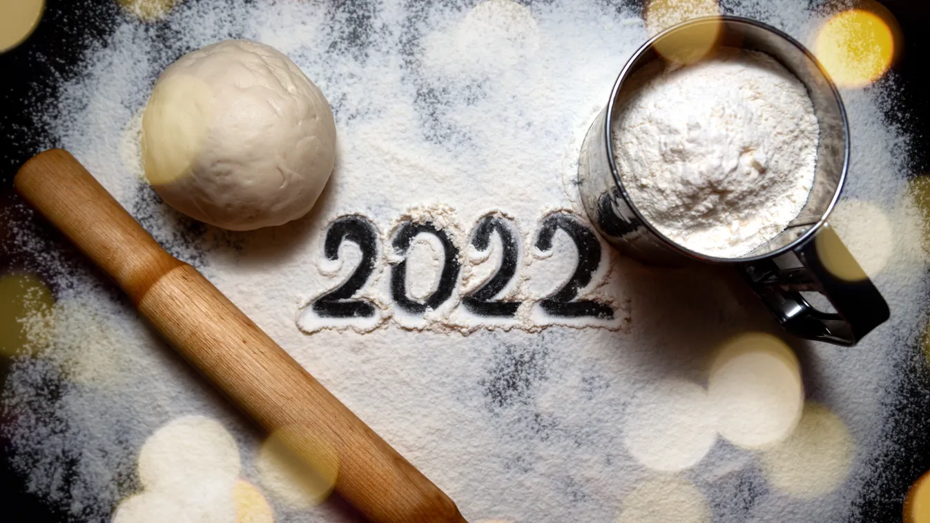 Baking,Flour,And,Number,2022,On,Blackboard.,Top,View.,Rolling liszt, újév, sütés