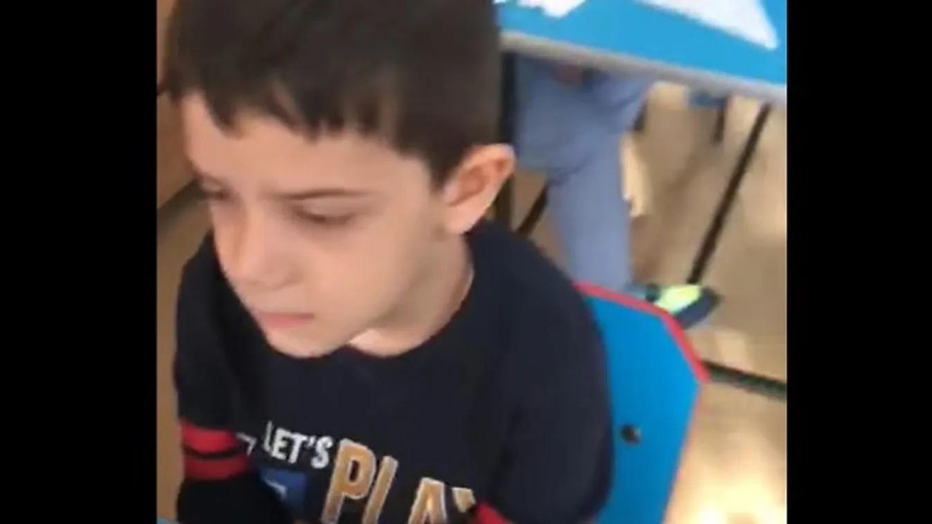 Felháborító videó: egy kisfiú nem vágta fel a gyümölcsöt, az óvónéni lepofozta