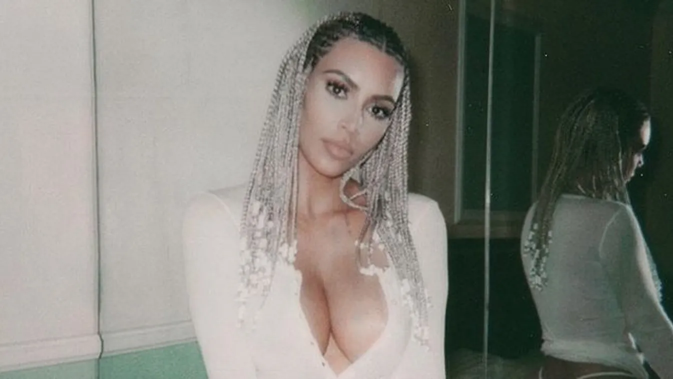 Meztelenül feszít Kim Kardashian