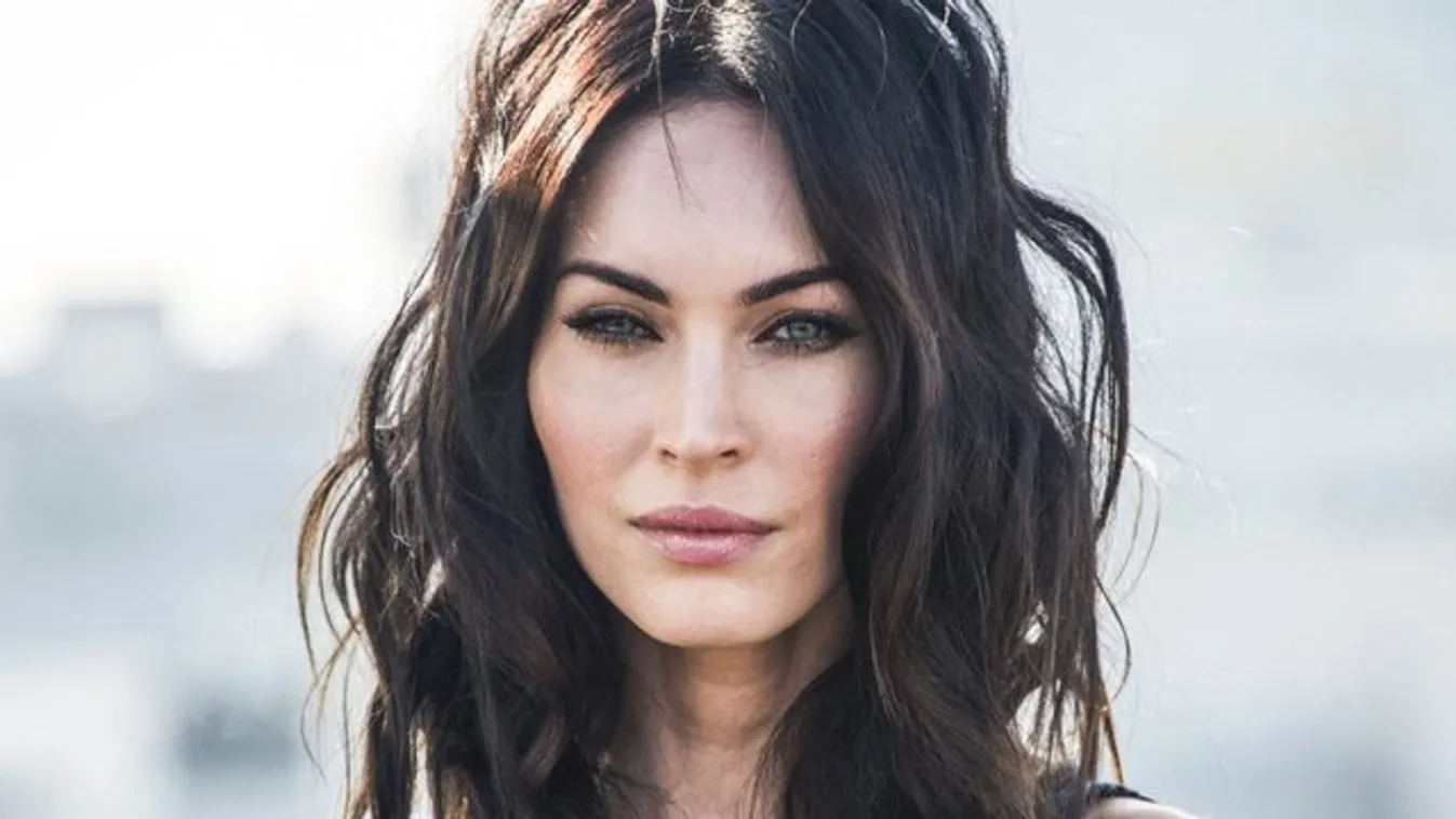 Ebben a szerkóban Megan Fox akár egy pornóforgatáson is megjelenhetne – sok fotó, kevés ruha