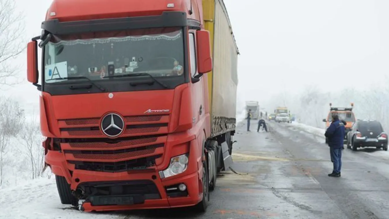 Hoppá, havazás miatt több kamion is elakadt a 2-es úton