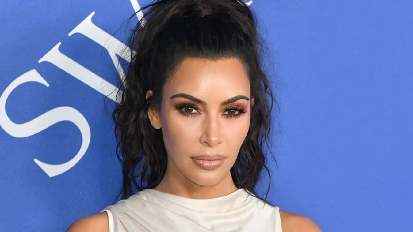 Ultragáz mellvillantós ruhában parádézott Kim Kardashian - fotók