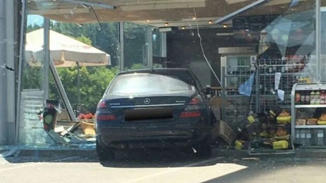 Letarolta egy Mercedes az alsónémedi benzinkutat
