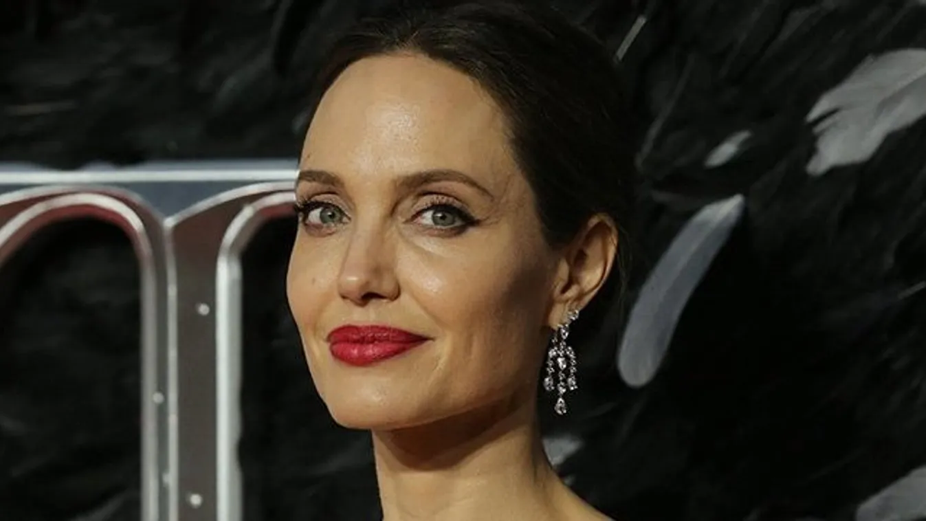 Itt a lélegzetelállító fotó, aminek kedvéért Angelina Jolie három napig nem fürdött