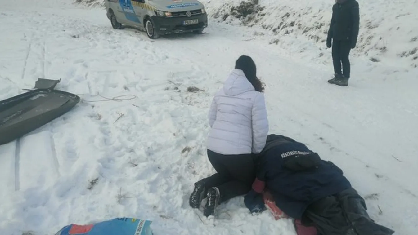 Nehéz terepen, mínusz tíz fokban földön fekvő szánkóbalesetest mentettek a rendőrök
