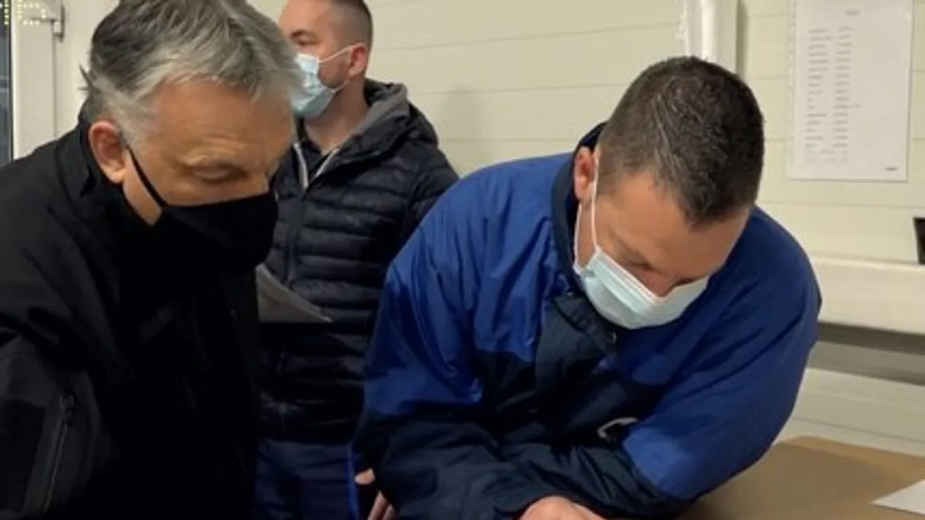 Éjszakai műszakban dolgozott Orbán Viktor, de egy nyuszi csak azért is átszaladt előtte - Videó