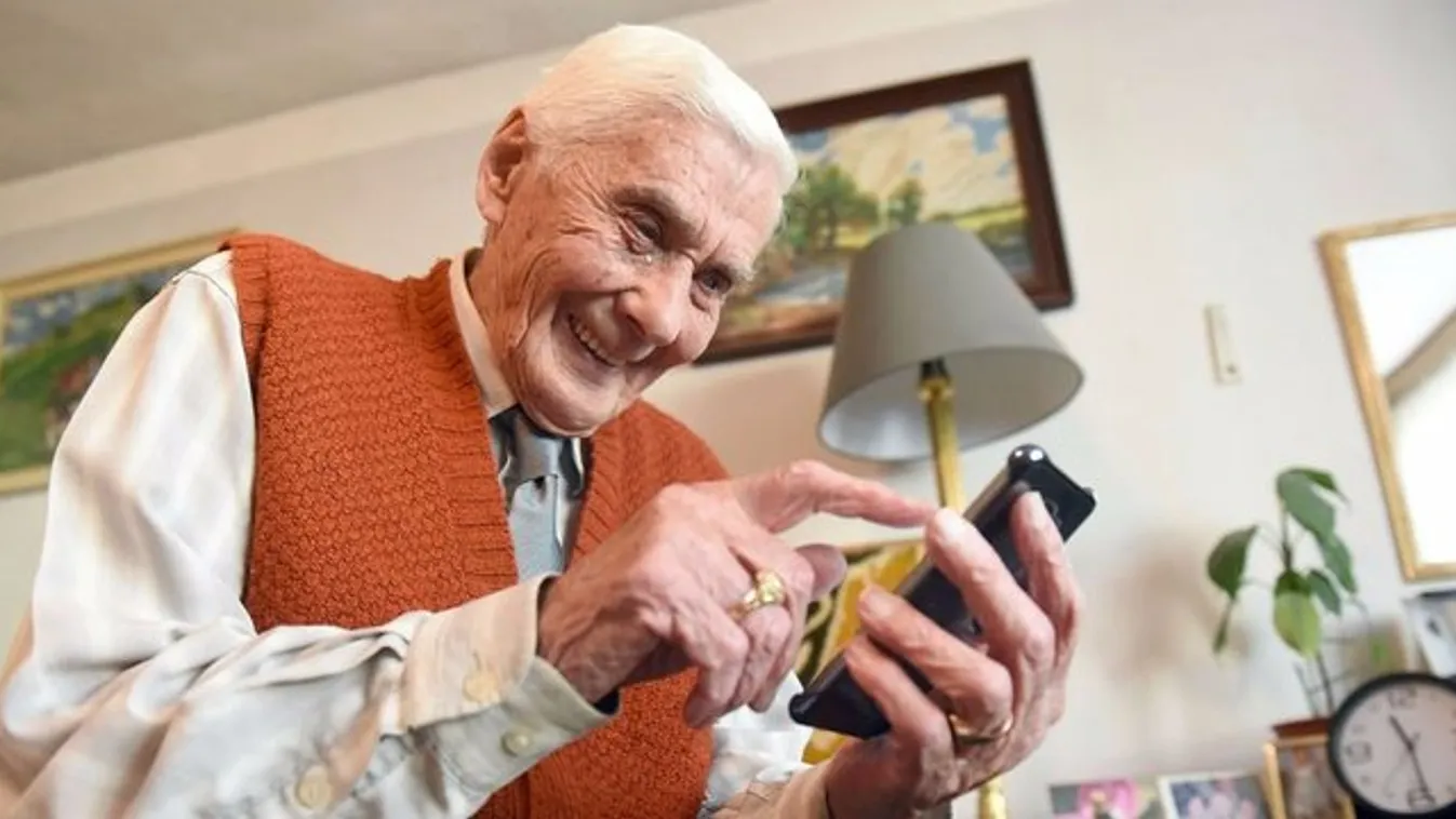 Telefonon posztol a 100 éves Ferenc