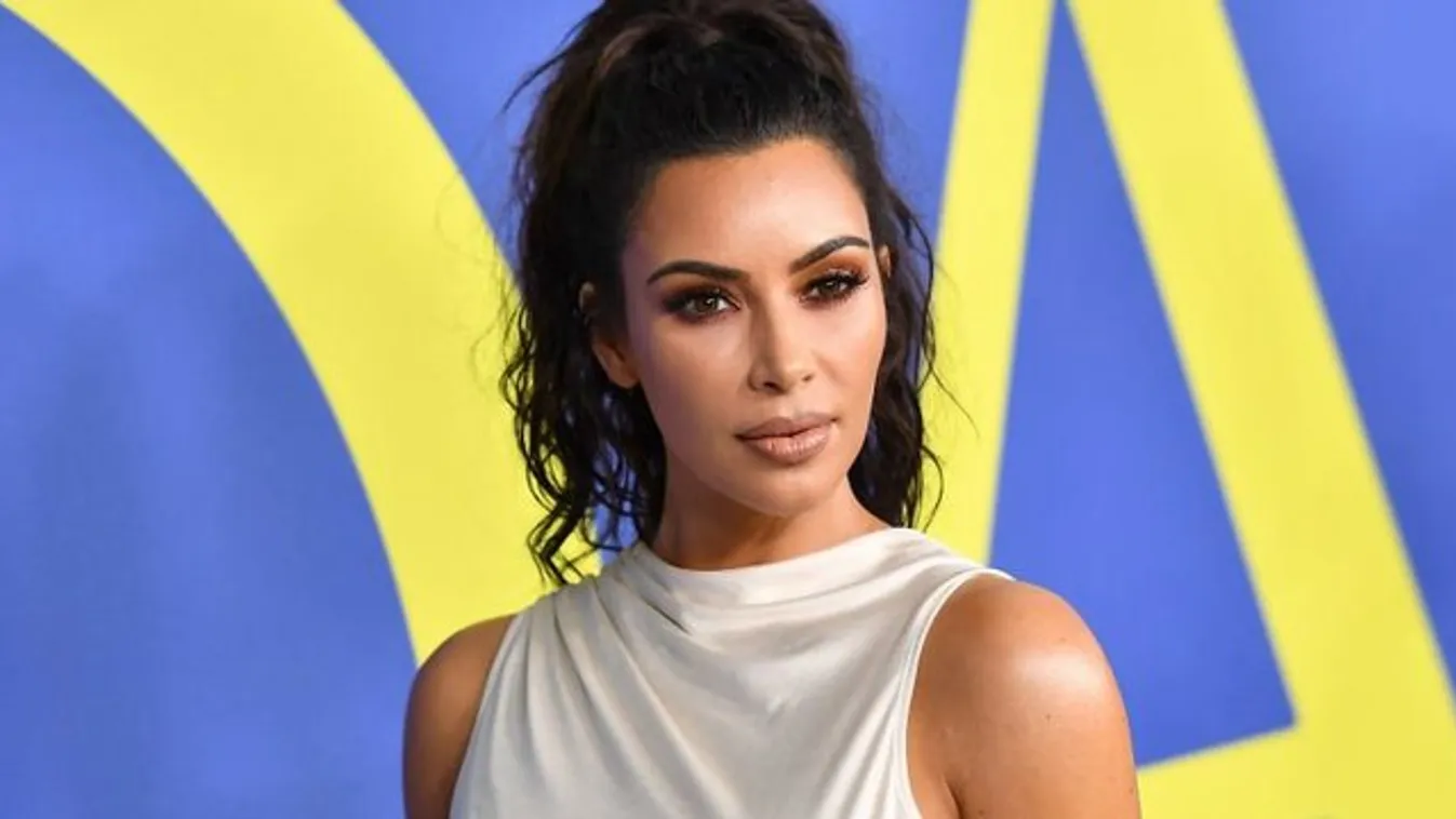 Dollármilliókat kap Kim Kardashian a hamisítóktól
