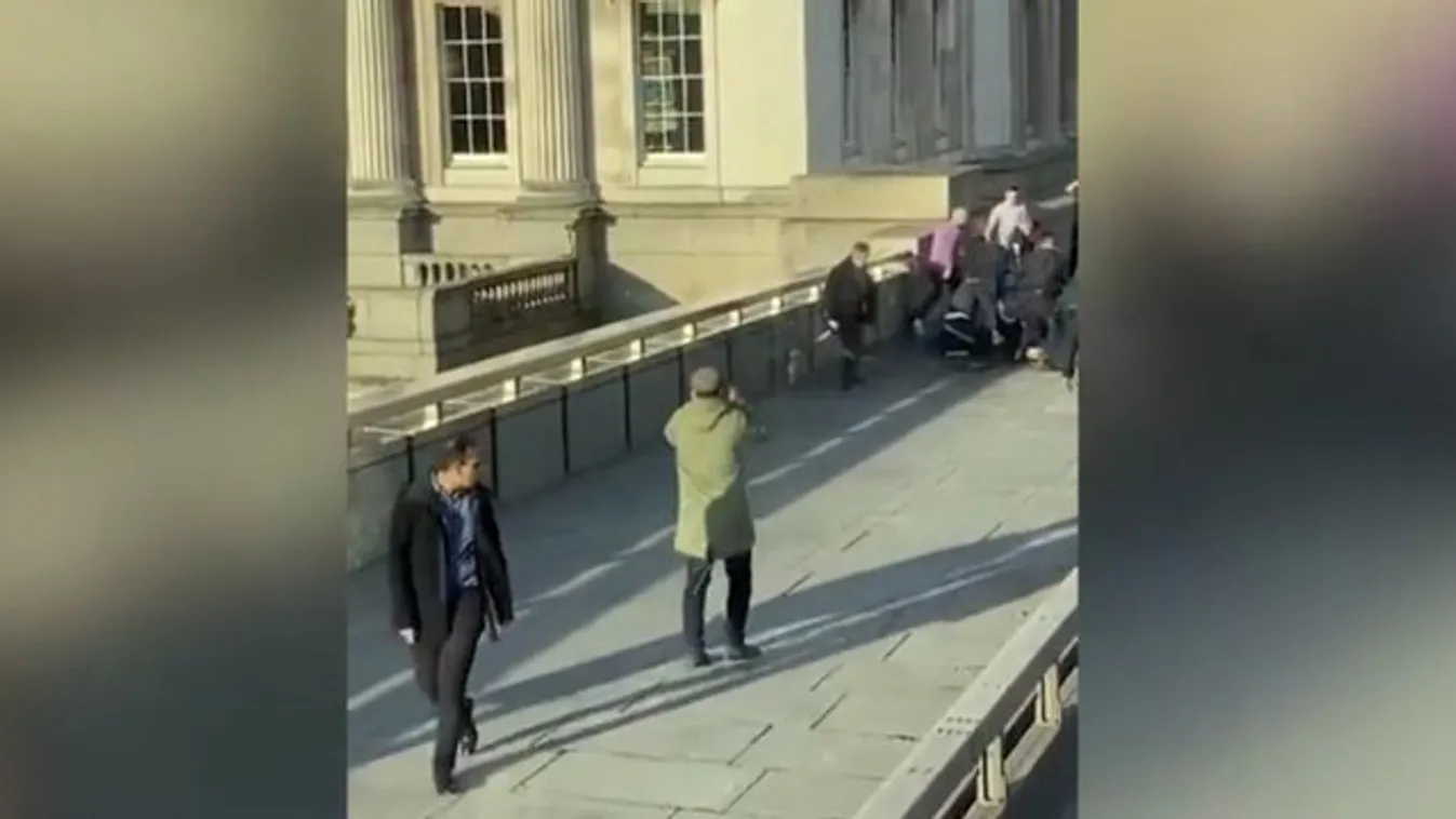 Videón, ahogy lelövik a londoni késes támadót – videó 18+ – Frissítve