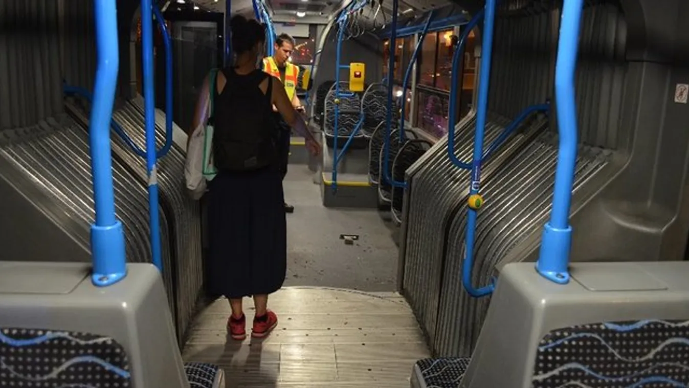 Járőrök rohantak a kórházba a vérző fejű négy hónapos babával: kockakővel dobták be egy BKV-busz ablakát – Fotók