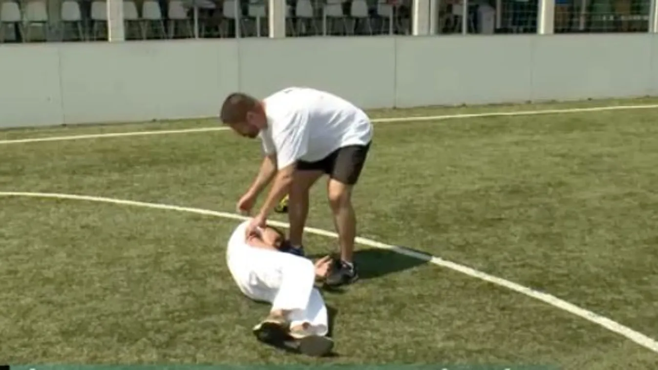 Újabb sportoló lett rosszul: focimeccsen esett össze, majd lenyelte a nyelvét egy férfi Józsán - Videó