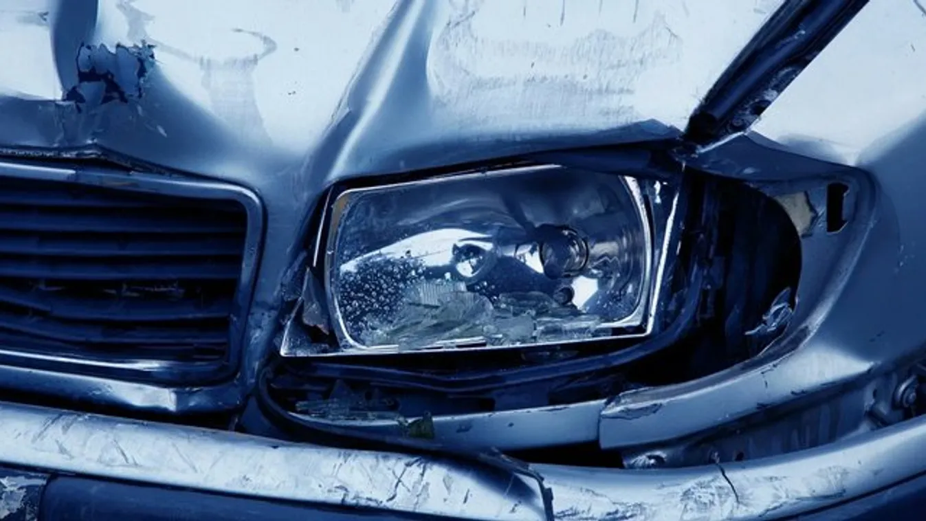 Brutális baleset: 6 sávot átszelve akadt meg a korláton egy motorossal ütköző autó Budapesten