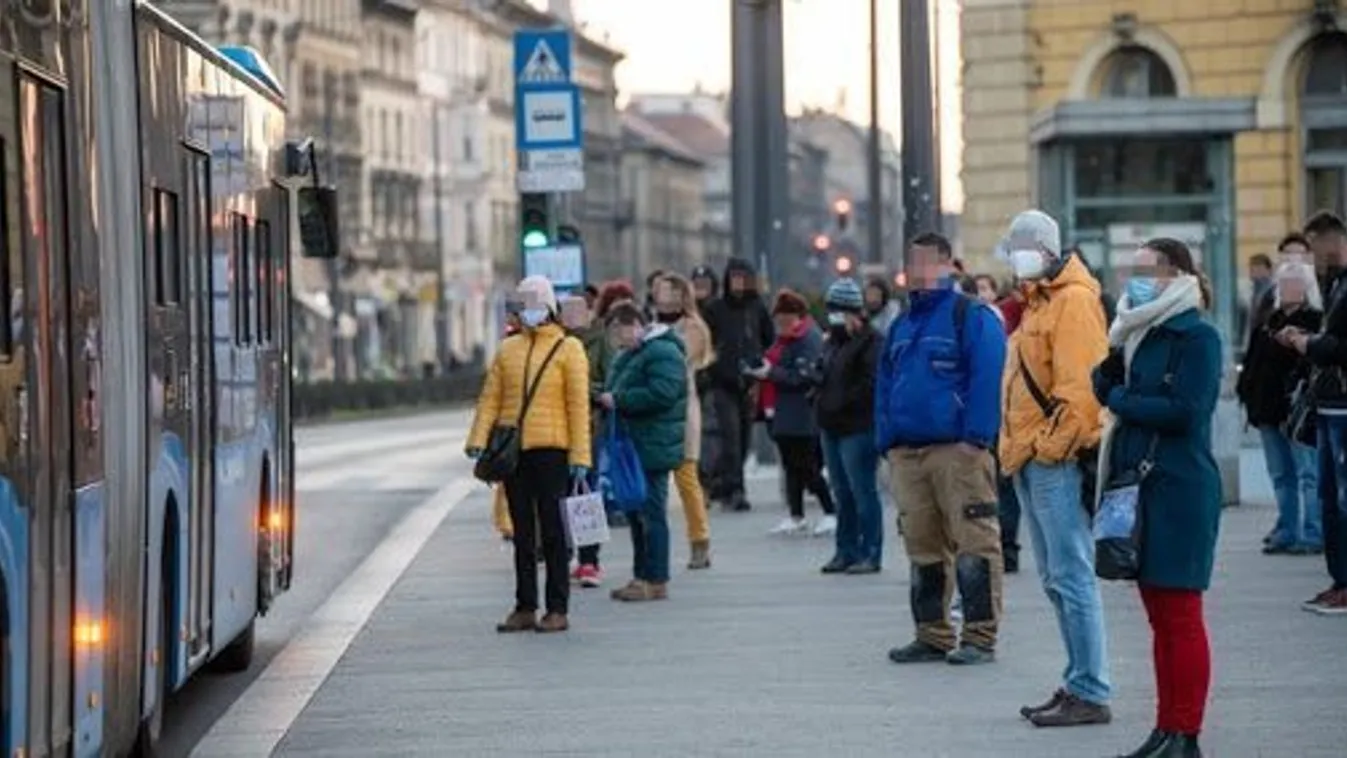 Kitört egy busz kereke, és eltrafált egy autót