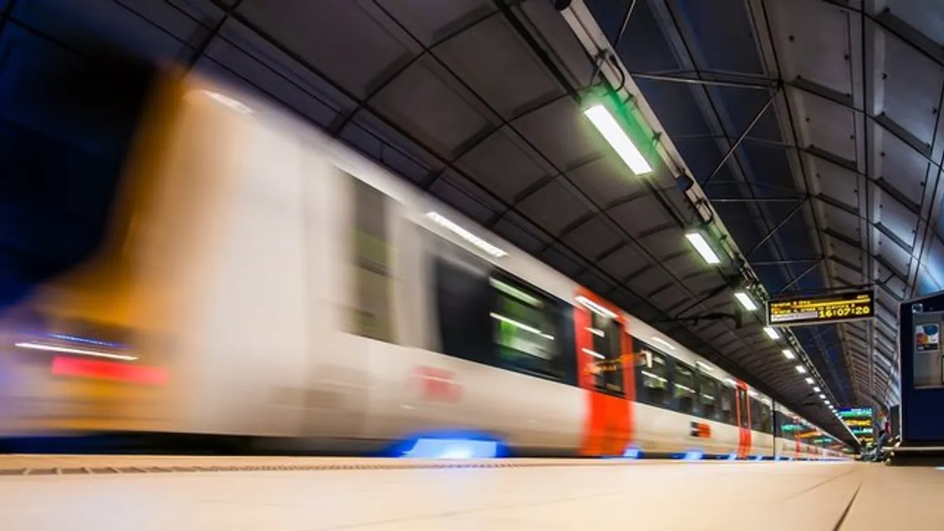 Áthajtott a család felett a metró – egy karcolás nélkül megúszták