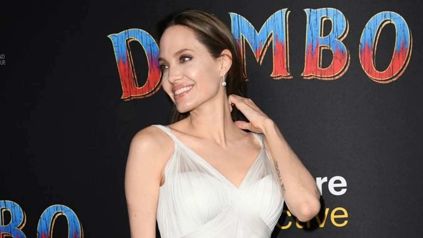 Dumbónak hála ismét megmutatta tetoválásait Angelina Jolie - fotó