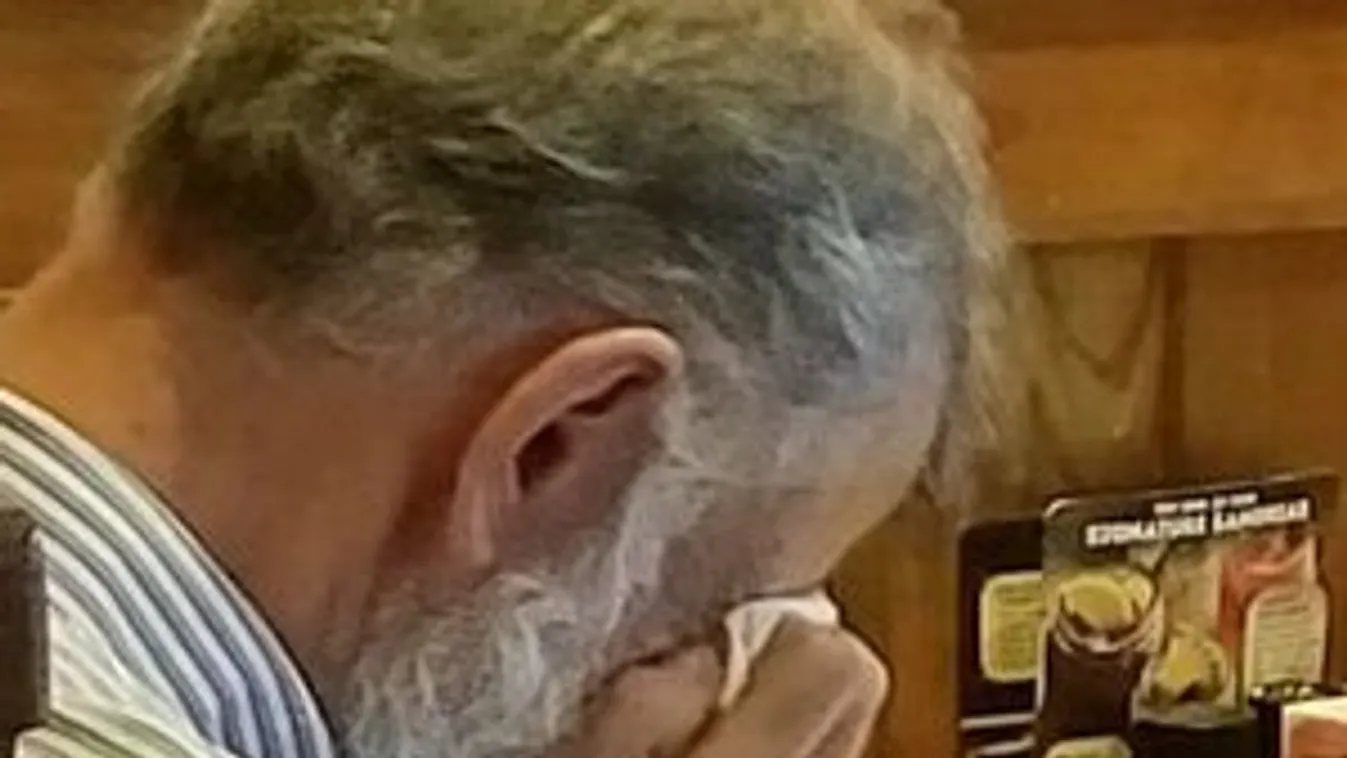 Szívszaggató fotó: felesége hamvaival ünnepelte a Valentin-napot egy idős bácsi