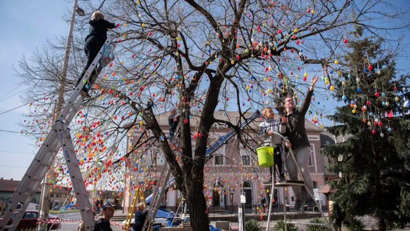 7020 tojás díszíti a húsvéti hársfát
