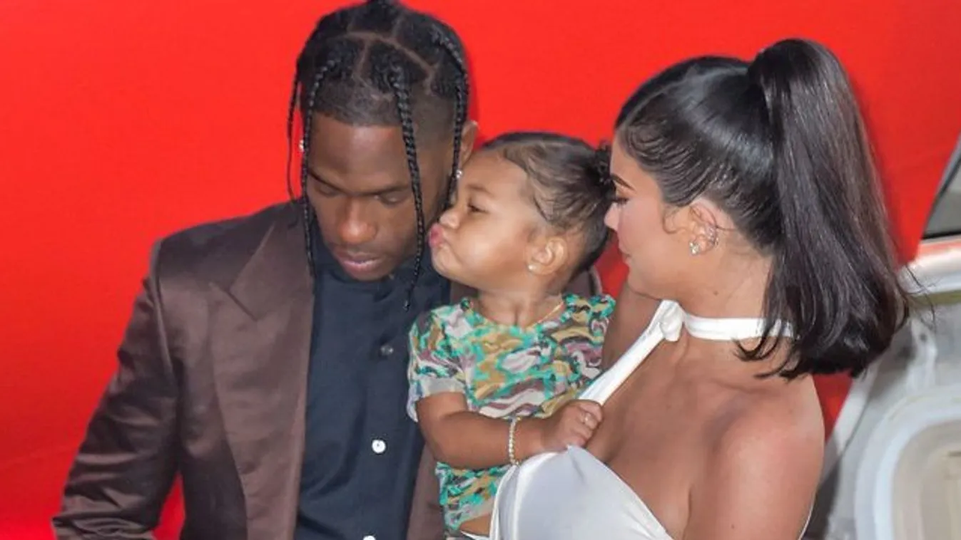 Először jelent meg a vörös szőnyegen kislányával, Stormival együtt Kylie Jenner - fotók