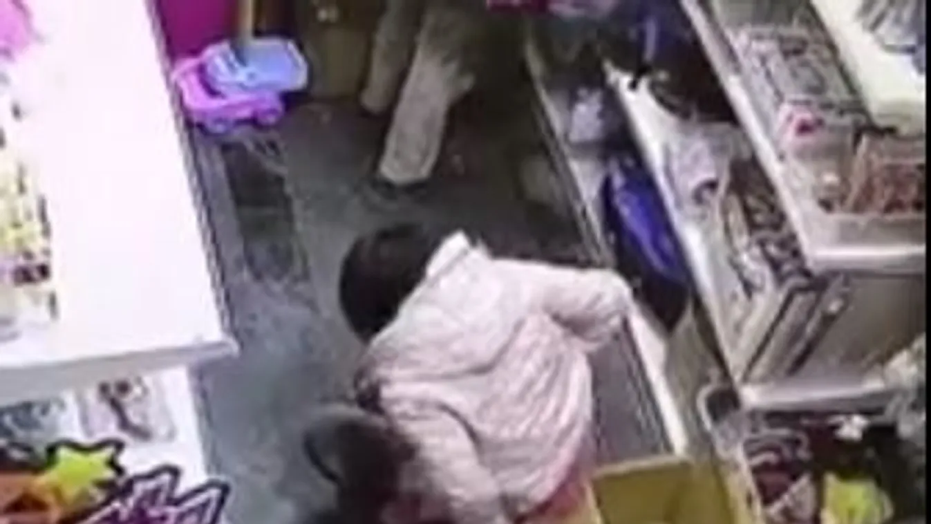 Vajon miért pont az üzlet közepén kezdett el pisilni ez a nő? - videó 18+